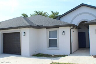 627 SE 13th Terrace in Cape Coral, FL - Foto de edificio - Building Photo