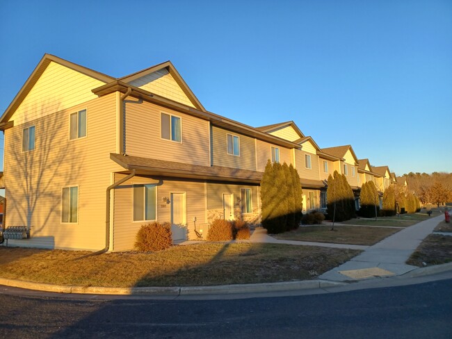 2308 Peters Dr in Eau Claire, WI - Foto de edificio - Building Photo