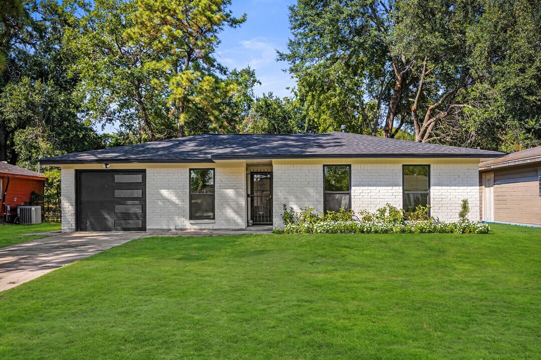 1230 W Donovan St in Houston, TX - Building Photo