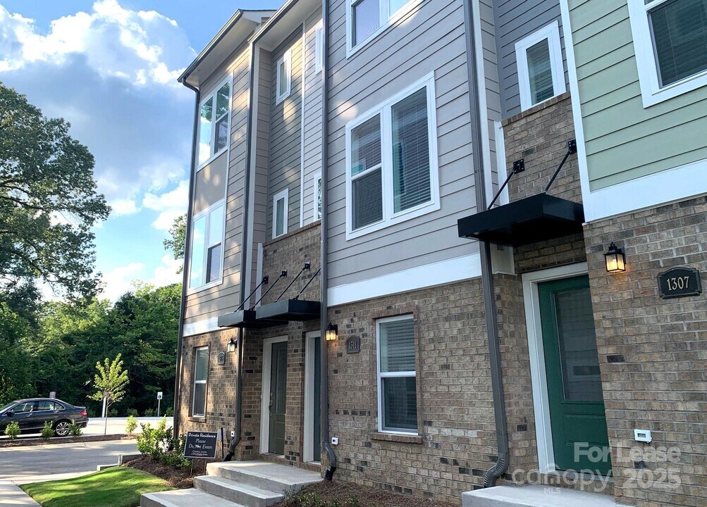 1311 Cerium Wy in Charlotte, NC - Building Photo