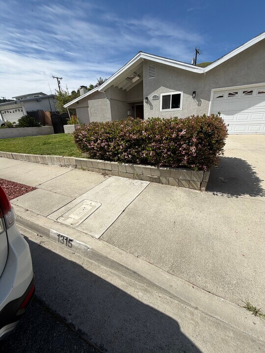 1315 Ameluxen Ave in La Puente, CA - Foto de edificio