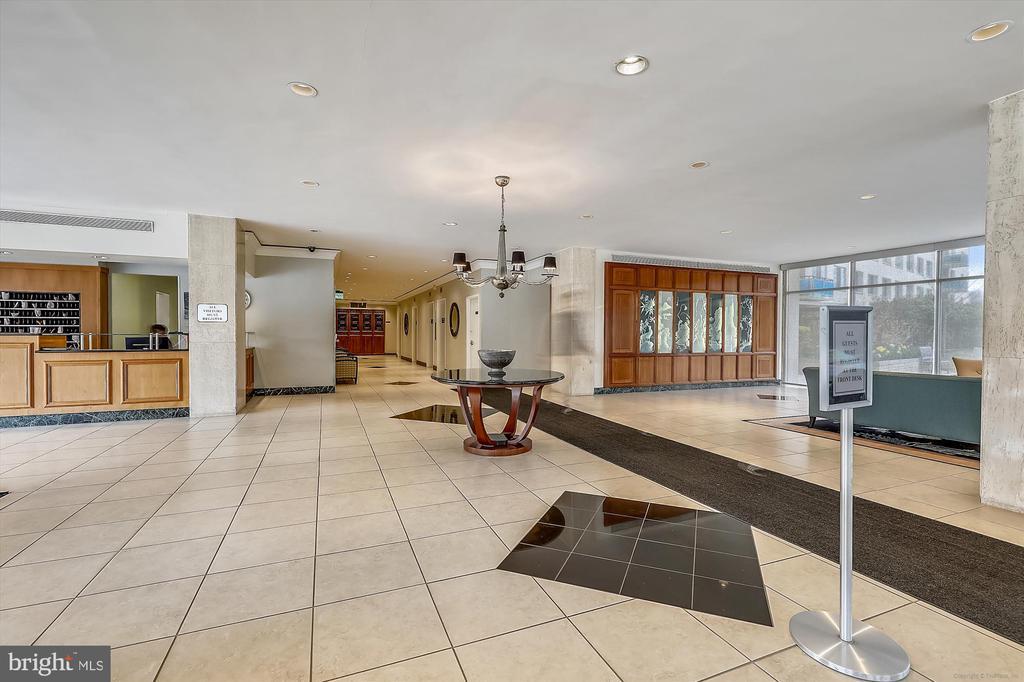 10401 Grosvenor Pl in Rockville, MD - Building Photo