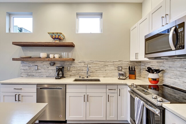 2732 44th Ave SW in Seattle, WA - Building Photo - Building Photo