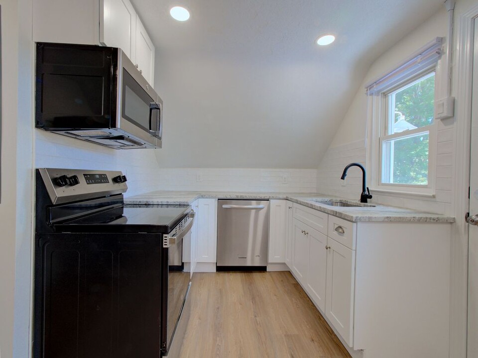 16 Benham Rd in Groton, CT - Building Photo