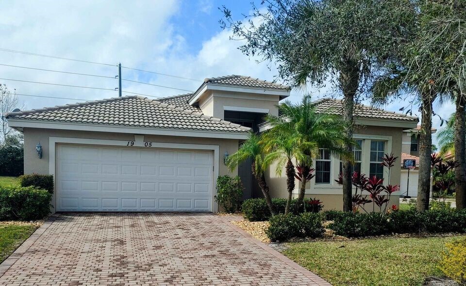 1905 Grey Falcon Cir SW in Vero Beach, FL - Building Photo