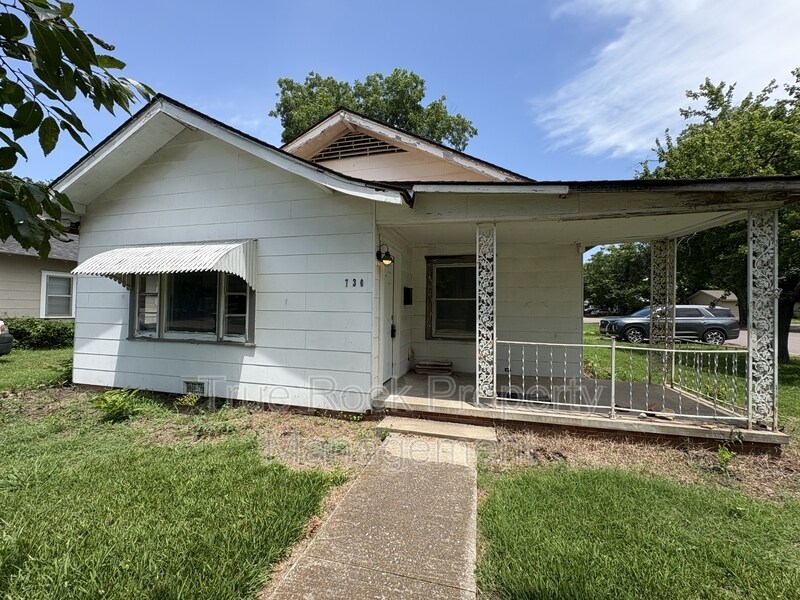 730 E 14th St in Ada, OK - Building Photo