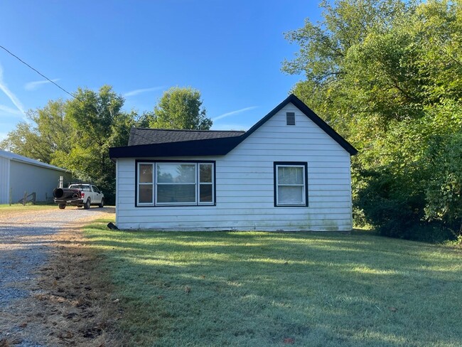 18210 Shelbyville Rd in Louisville, KY - Building Photo - Building Photo