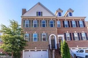 10703 Cameron Glen Dr, Unit 4 in Fairfax, VA - Building Photo