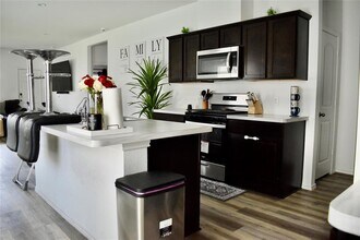 1811 Legacy Hills Dr in Houston, TX - Building Photo - Building Photo