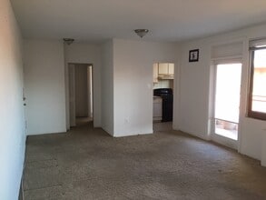 1121 Arlington Blvd, Unit 1016 in Arlington, VA - Foto de edificio - Building Photo