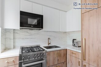 340 E 52nd St in New York, NY - Building Photo - Building Photo