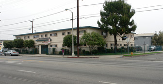 7460 Woodman Ave in Van Nuys, CA - Foto de edificio - Building Photo