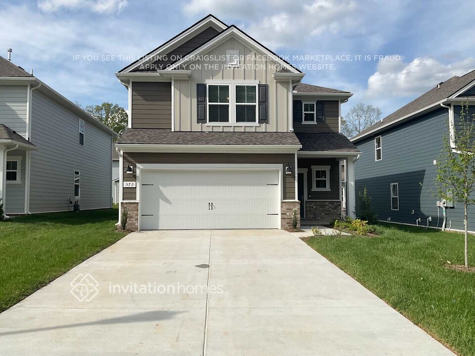 372 Brook Ave in White House, TN - Building Photo