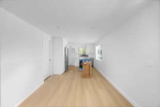 1607 Vuelta Grande Ave in Long Beach, CA - Building Photo - Building Photo