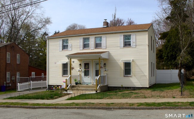 57 Ridgeview Cir in New London, CT - Building Photo - Building Photo