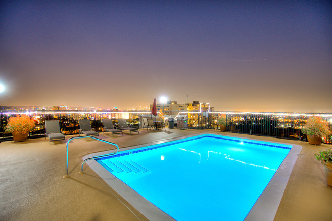 Hillside View in Los Angeles, CA - Foto de edificio - Building Photo