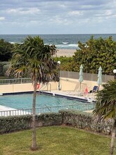 2565 S Ocean Blvd, Unit 2060 in Palm Beach, FL - Foto de edificio - Building Photo