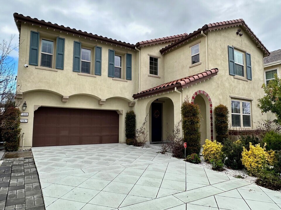 1089 Dana Ct in Mountain House, CA - Building Photo