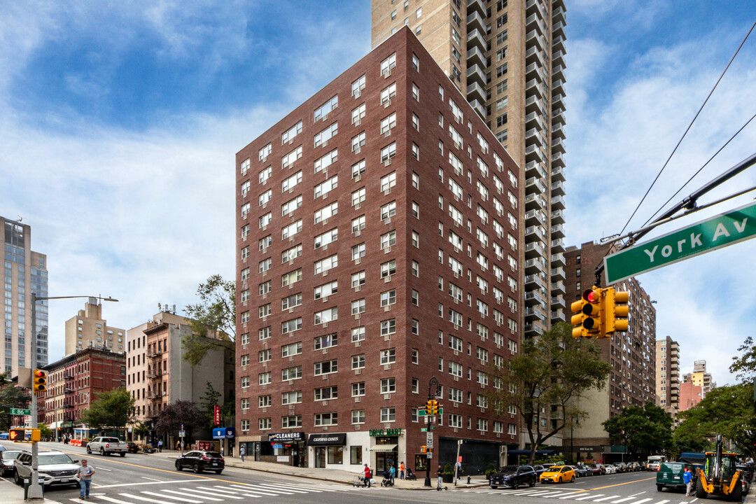 446 E 86th St in New York, NY - Building Photo