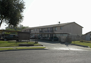 2075 S Hayston Ave in Fresno, CA - Foto de edificio - Building Photo