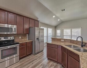 13210 Raintree Dr in Montgomery, TX - Foto de edificio - Building Photo