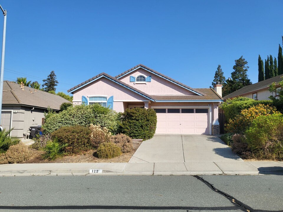 122 Greenmeadow Cir in Pittsburg, CA - Building Photo