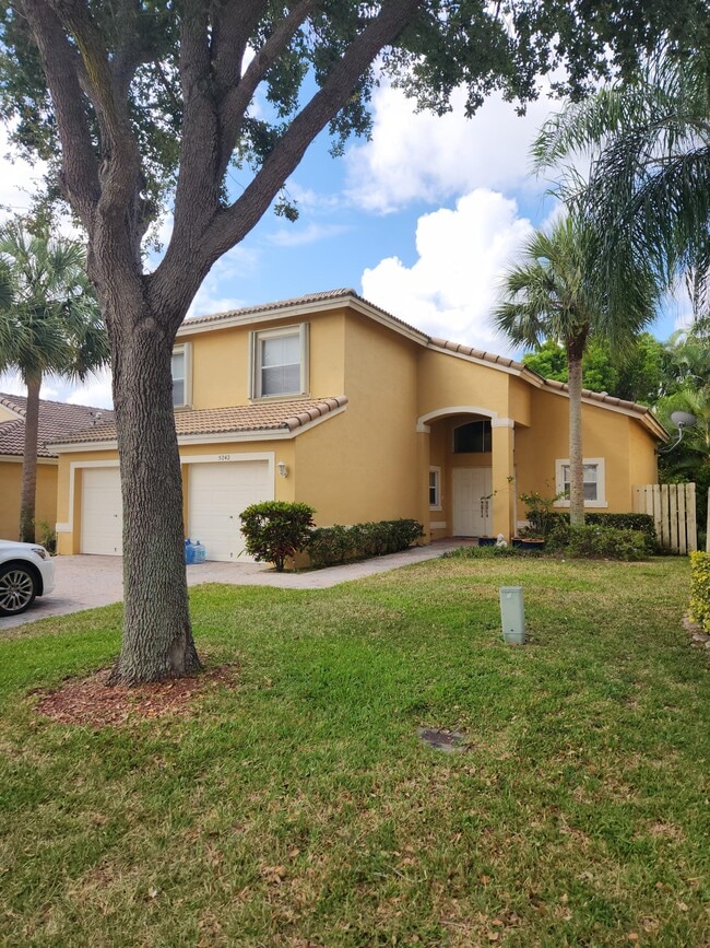 5242 Victoria Cir in West Palm Beach, FL - Building Photo - Building Photo