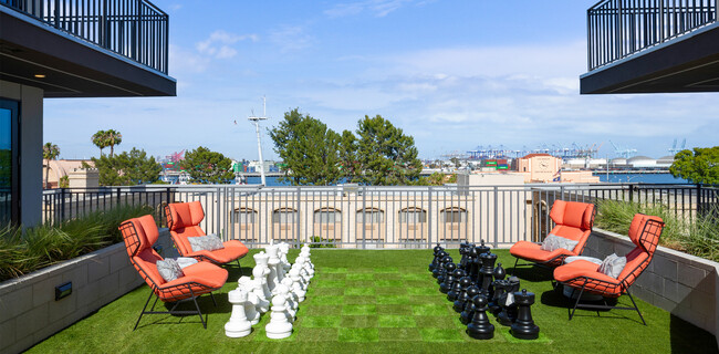 550 Harborfront in San Pedro, CA - Foto de edificio - Building Photo