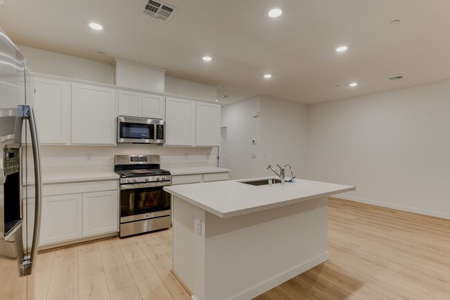 134 Laguna Commons Ln in Henderson, NV - Building Photo - Building Photo