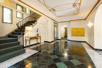 Vivian Apartments in Los Angeles, CA - Building Photo - Lobby