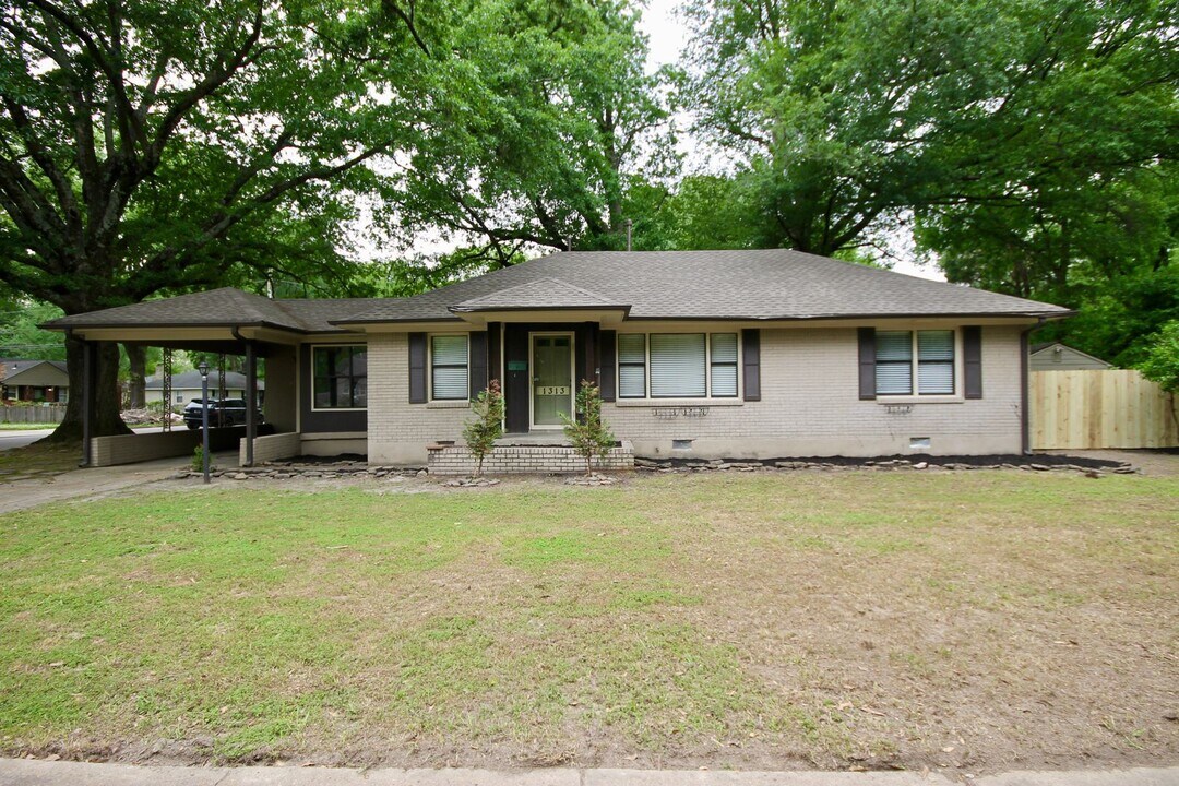 1313 S Perkins Rd in Memphis, TN - Building Photo