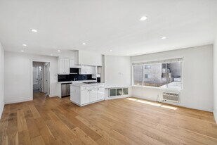 Sherman Oaks Riviera in Sherman Oaks, CA - Building Photo