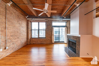 2310 S Canal St, Unit 00203 in Chicago, IL - Building Photo - Building Photo