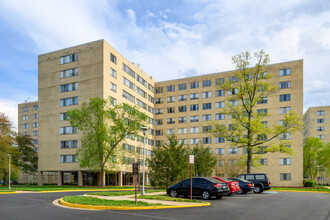 River Towers in Alexandria, VA - Building Photo - Primary Photo