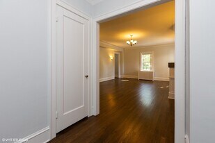 2600 N Lakeview Ave, Unit 1T in Chicago, IL - Building Photo