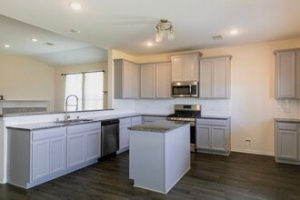 221 White Wing Ln in Sealy, TX - Building Photo - Building Photo