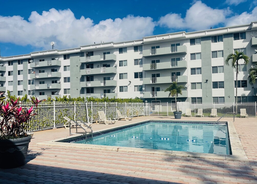 West Dixie Towers in North Miami, FL - Foto de edificio