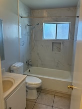 563 E Arrow Hwy, Unit 1 in Azusa, CA - Foto de edificio - Building Photo