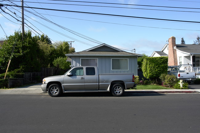 110 Orchard Ave in Redwood City, CA - Foto de edificio - Building Photo