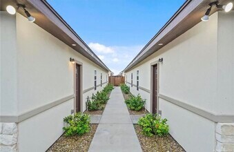 908 W La Pointe Ave, Unit 1 in Alton, TX - Building Photo - Building Photo