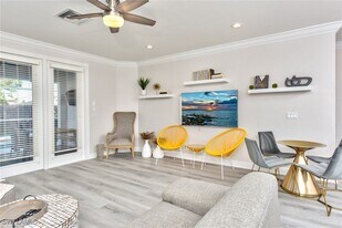 725 95th Ave N in Naples, FL - Building Photo