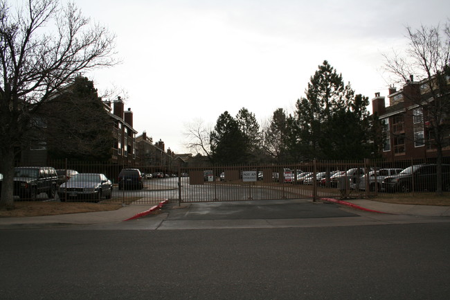 The Joliet at Lowry in Aurora, CO - Foto de edificio - Building Photo