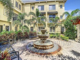 5220 Beach Breeze Ct in Tampa, FL - Building Photo