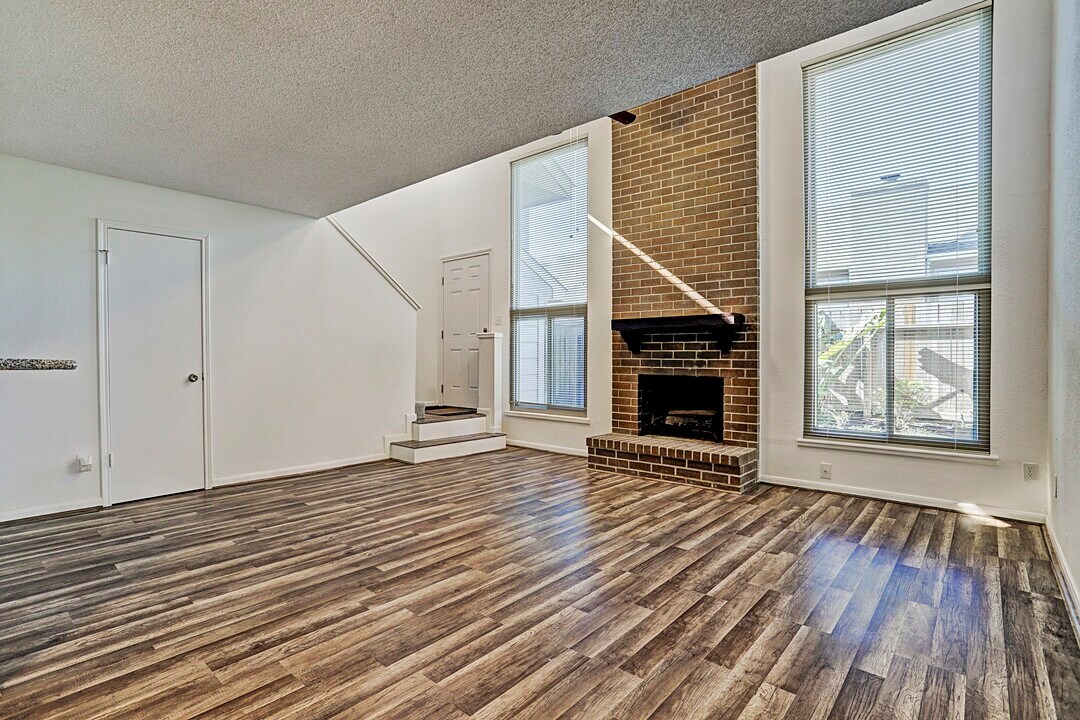 13948 Hollowgreen Dr in Houston, TX - Building Photo