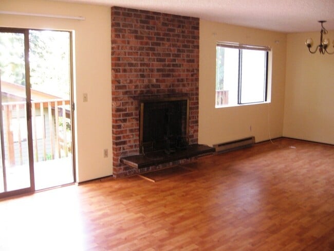 1303 NE 195th St in Shoreline, WA - Building Photo - Building Photo