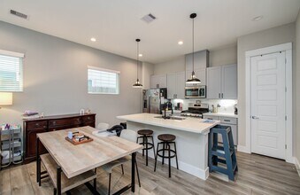 1221 W Tidwell Rd in Houston, TX - Foto de edificio - Building Photo