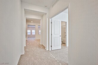 7420 Legacy Pt St in Las Vegas, NV - Foto de edificio - Building Photo