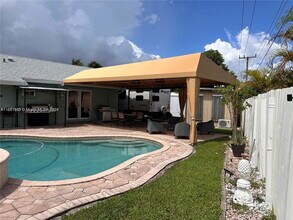 11821 NW 34th Pl in Sunrise, FL - Building Photo - Building Photo