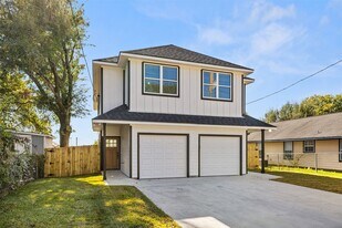 1504 Clay St in Brenham, TX - Building Photo