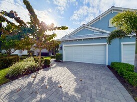 2425 Ariane Dr in Naples, FL - Building Photo